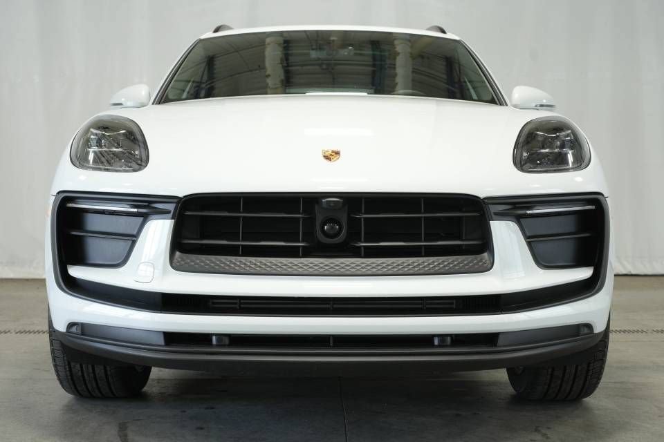 Certified 2025 Porsche Macan AWD/4WD image 12