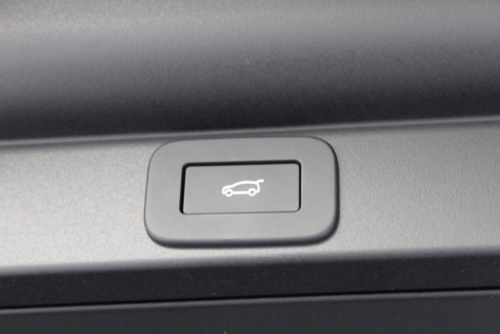 New 2026 Land Rover Range Rover SV image 23