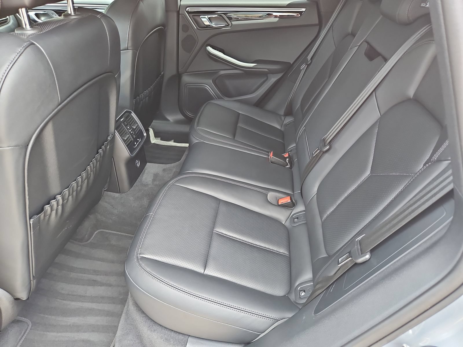 Used 2024 Porsche Macan AWD/4WD image 16