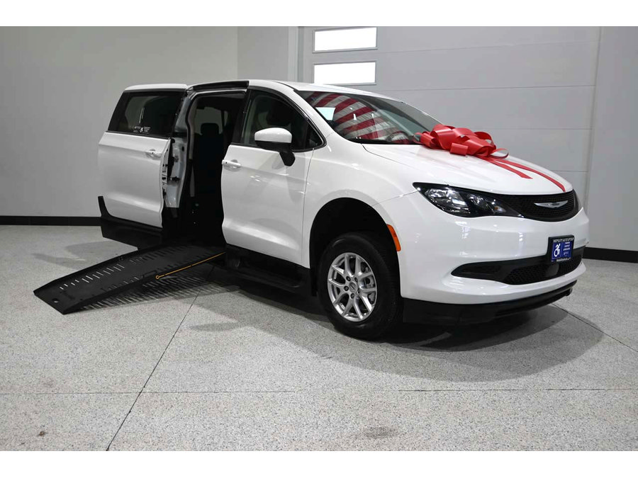 Used 2023 Chrysler Voyager LX FWD image 2