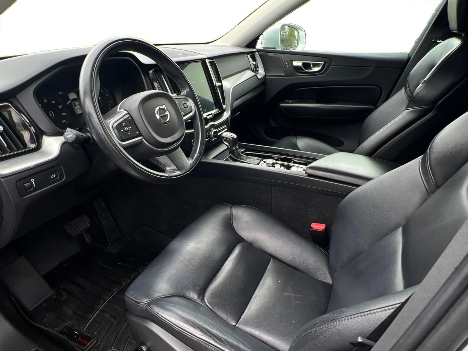 Used 2019 Volvo XC60 T5 Momentum w/ Multimedia Package AWD/4WD image 16