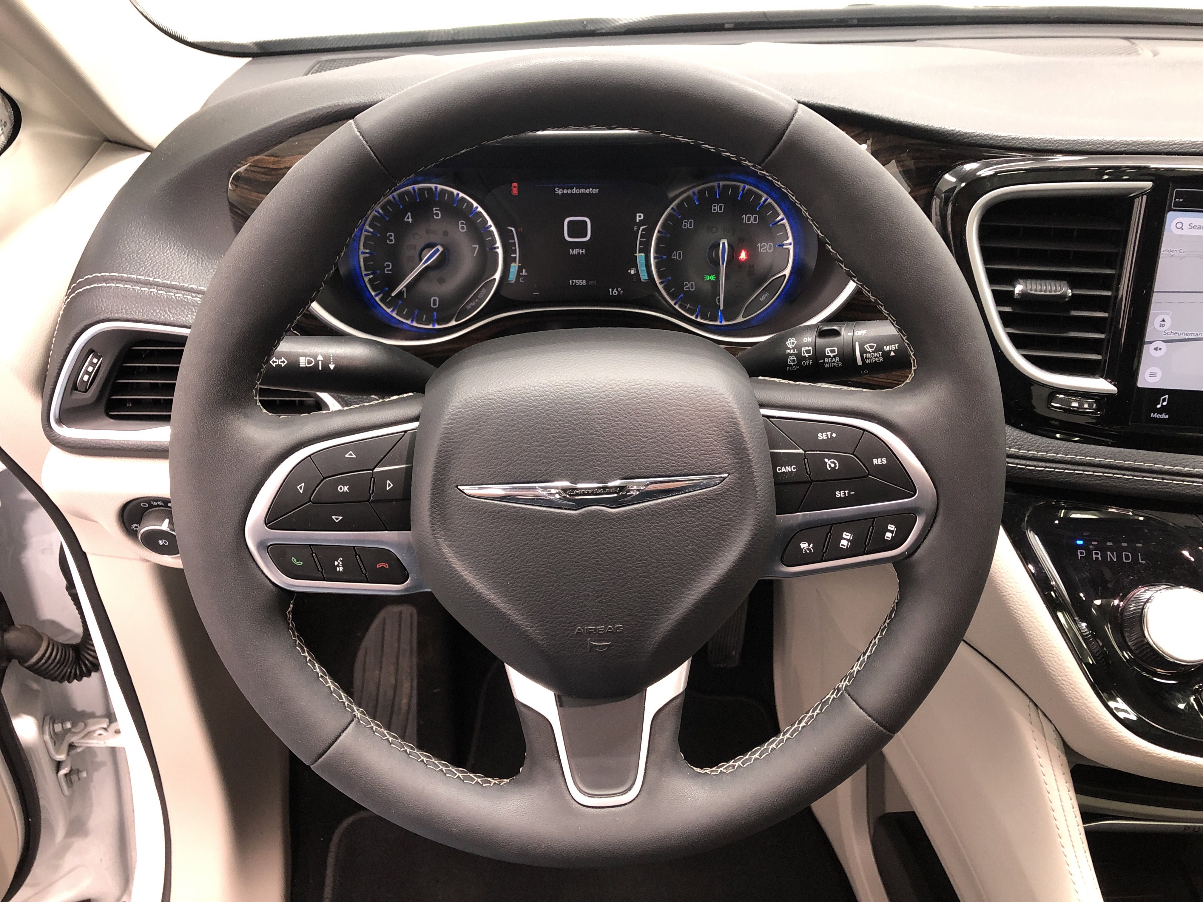 Certified 2024 Chrysler Pacifica Limited FWD image 26
