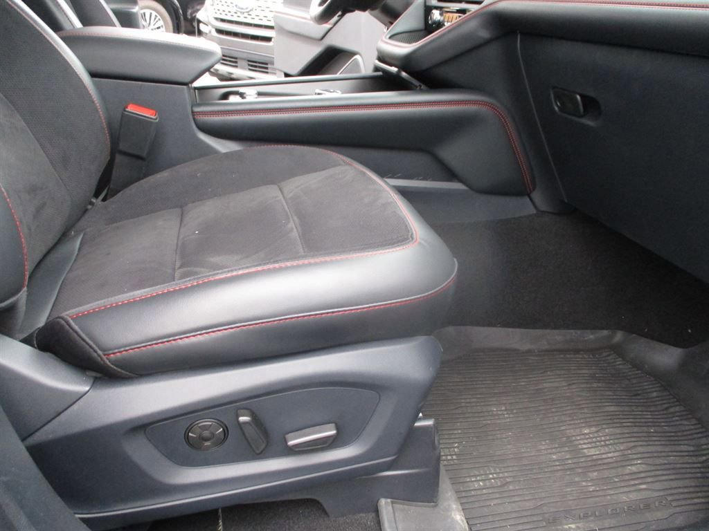 Used 2025 Ford Explorer ST image 10