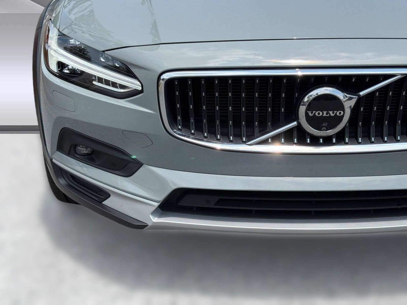 Certified 2025 Volvo V90 B6 Cross Country Ultra AWD/4WD image 29
