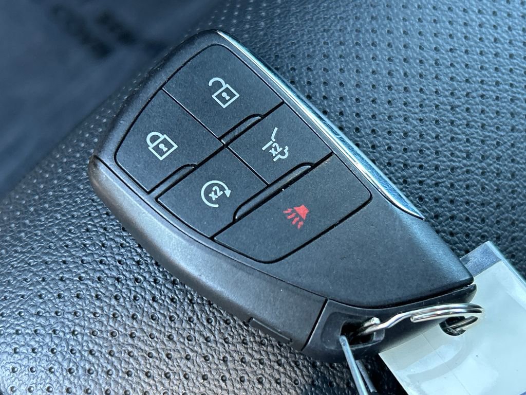 Used 2025 Chevrolet Traverse LT AWD/4WD image 32