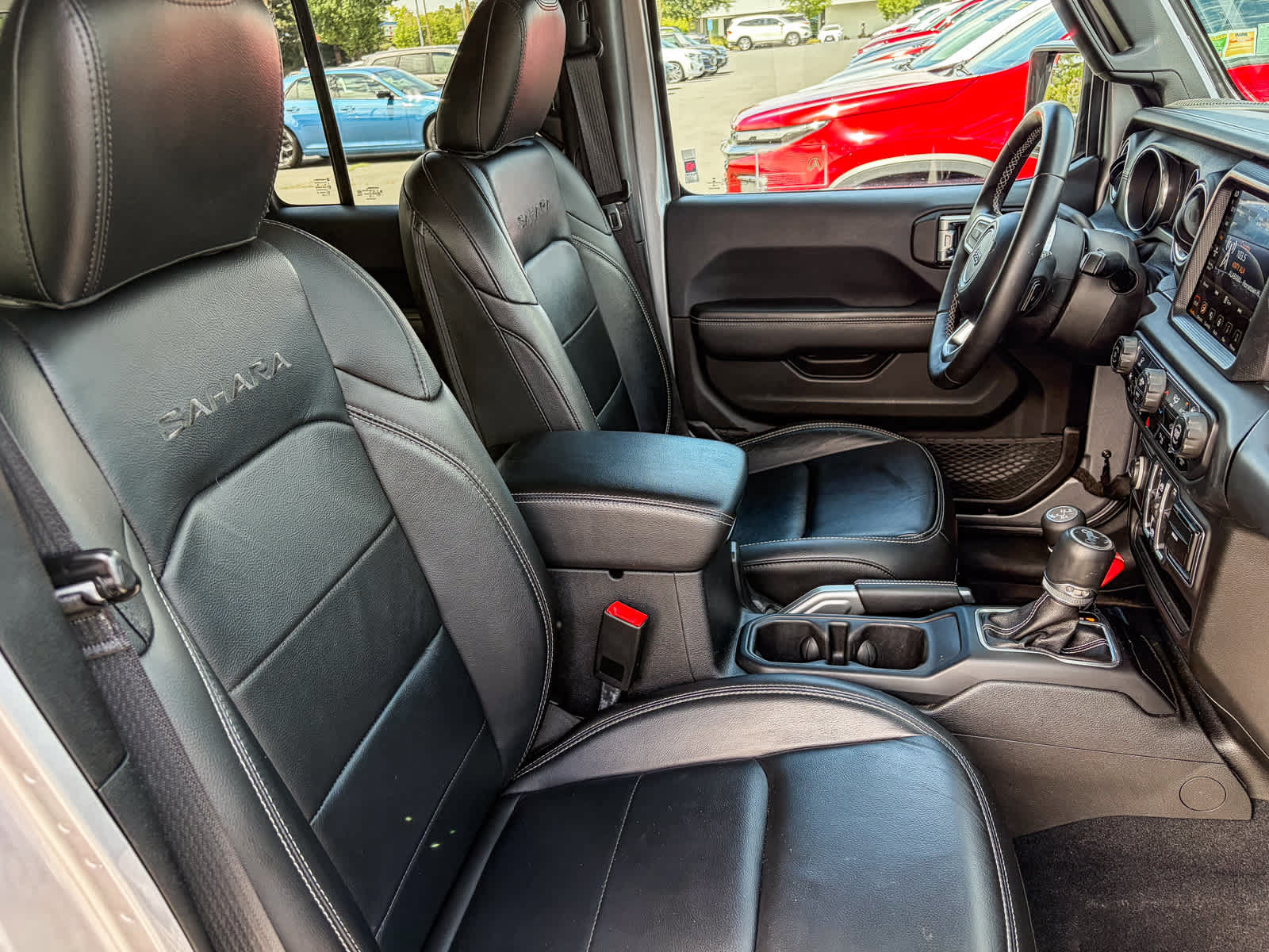 Used 2018 Jeep Wrangler Unlimited Sahara AWD/4WD image 15