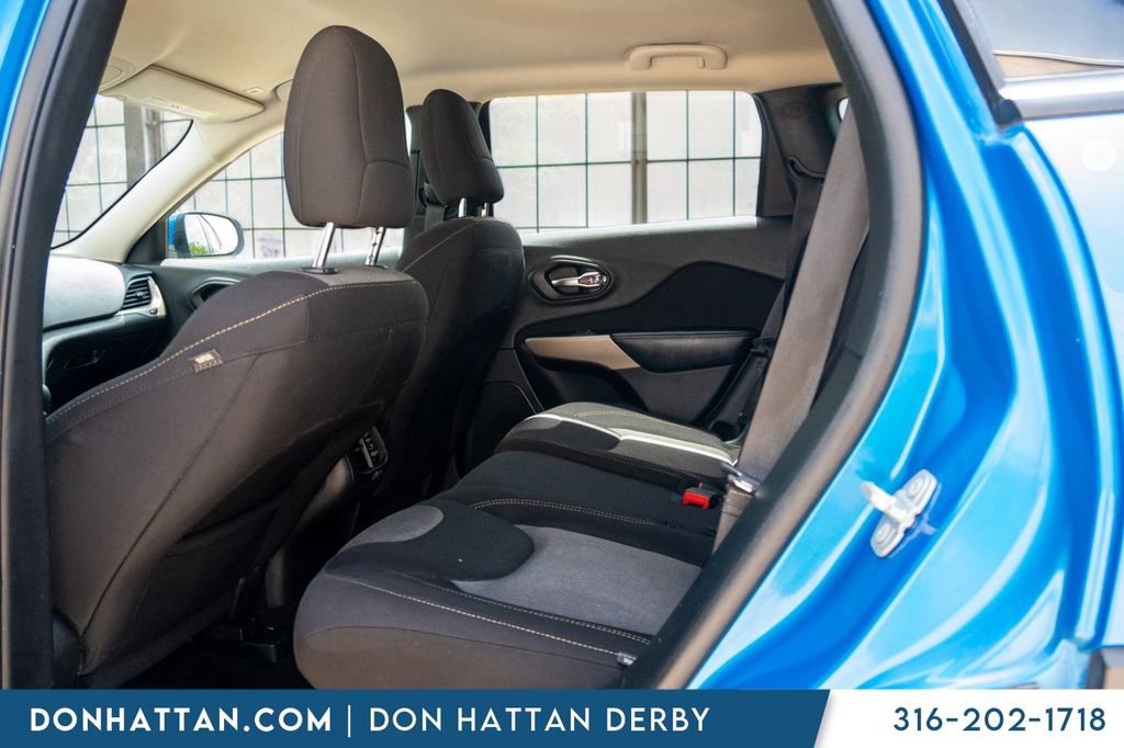 Used 2018 Jeep Cherokee Latitude w/ Altitude Package FWD image 17