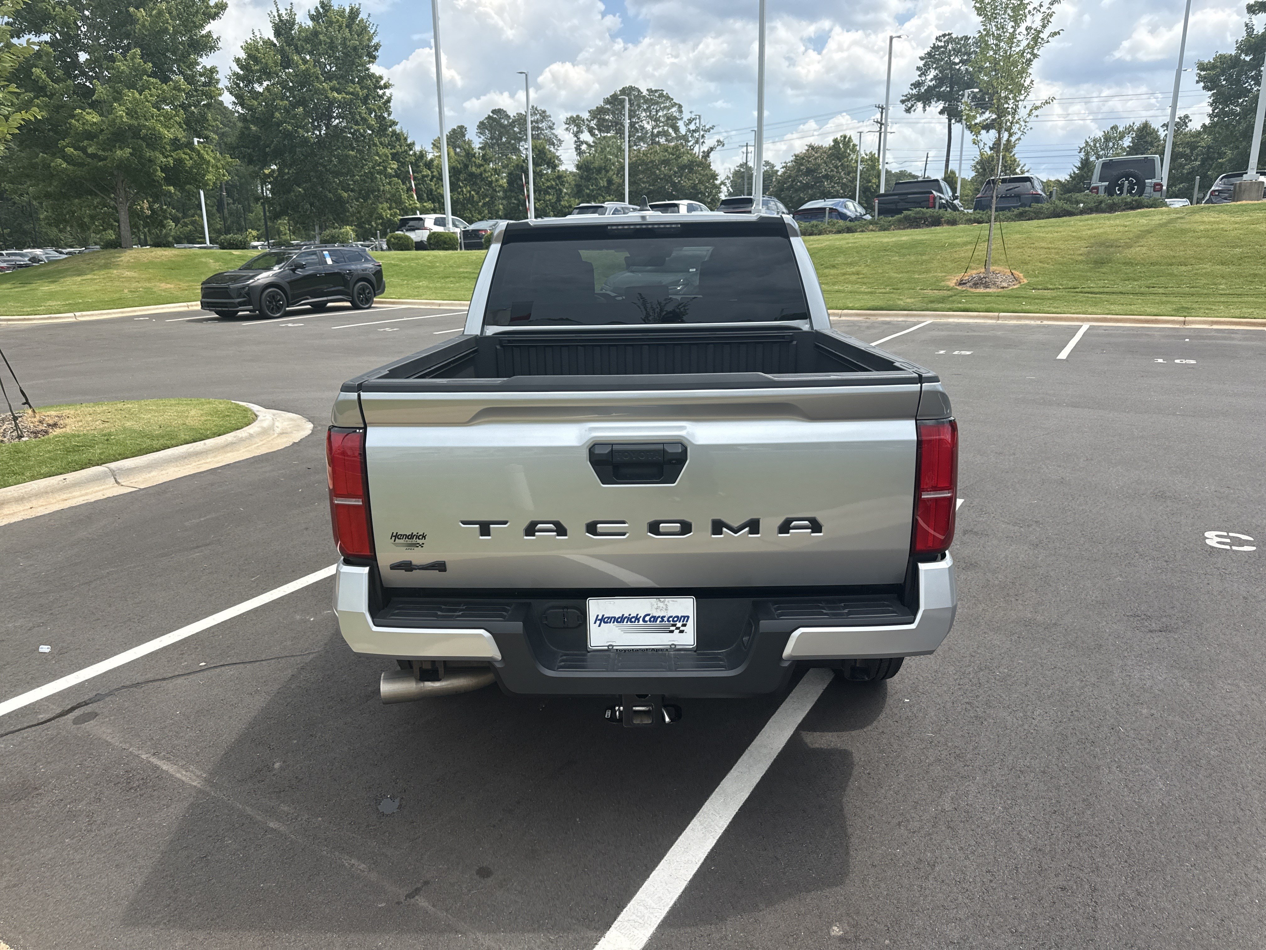Used 2025 Toyota Tacoma SR5 AWD/4WD image 9