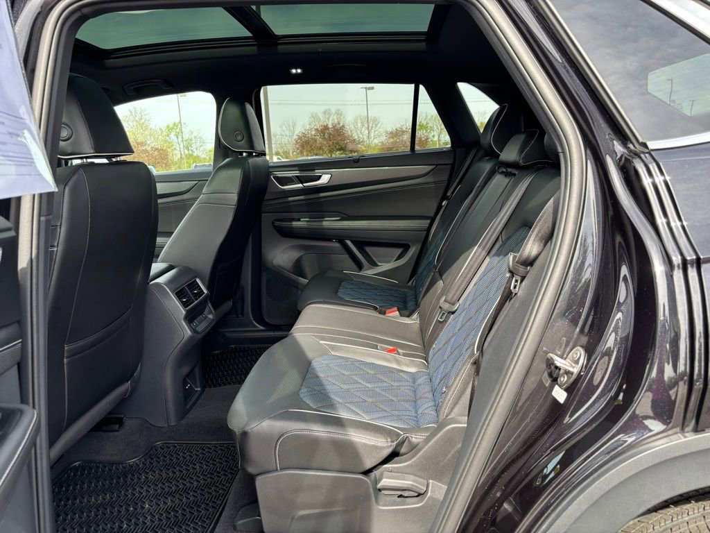 Used 2025 Volkswagen Atlas Cross Sport SEL Premium R-Line AWD/4WD image 18