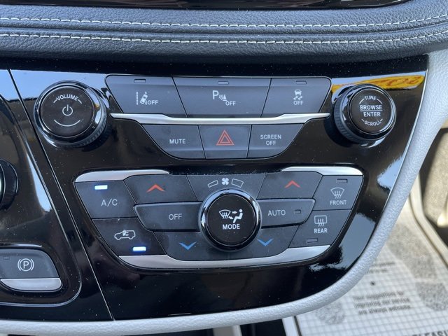 Used 2024 Chrysler Pacifica Select image 24
