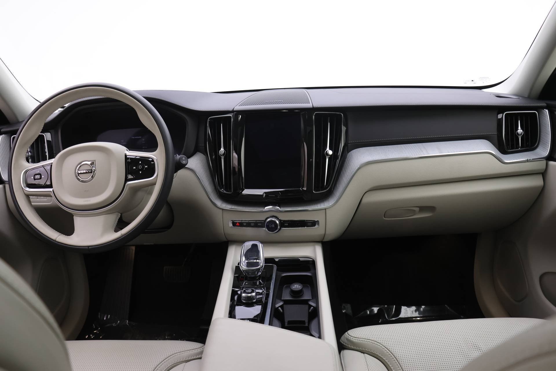 Certified 2025 Volvo XC60 T8 Ultra w/ Protection Package Premier image 11