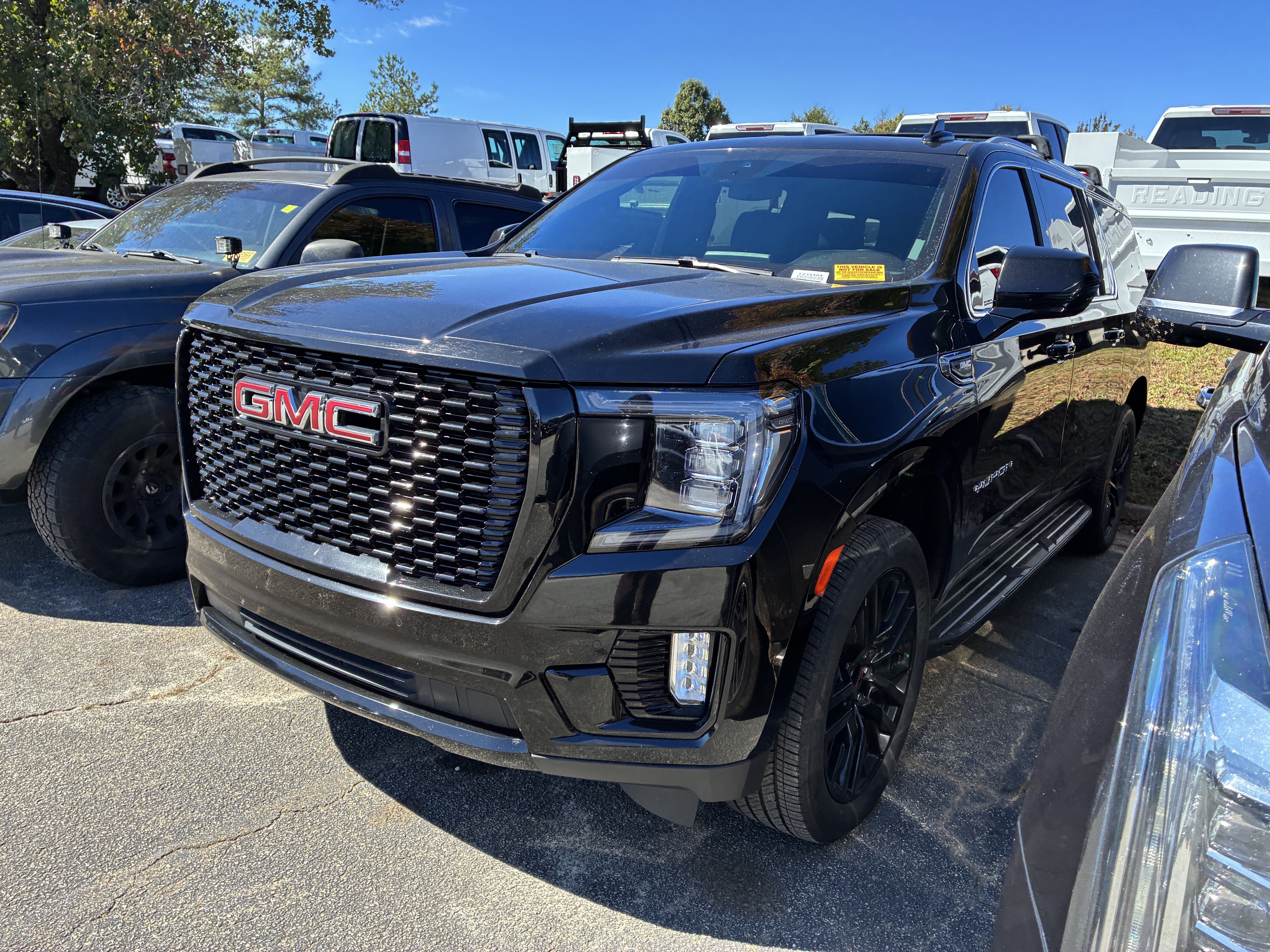 Used 2023 GMC Yukon XL SLE RWD image 3