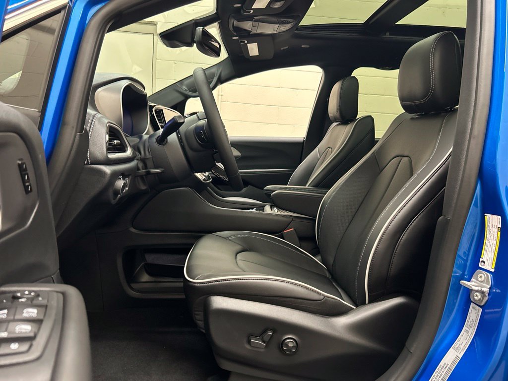 New 2027 Chrysler Pacifica Limited FWD image 8