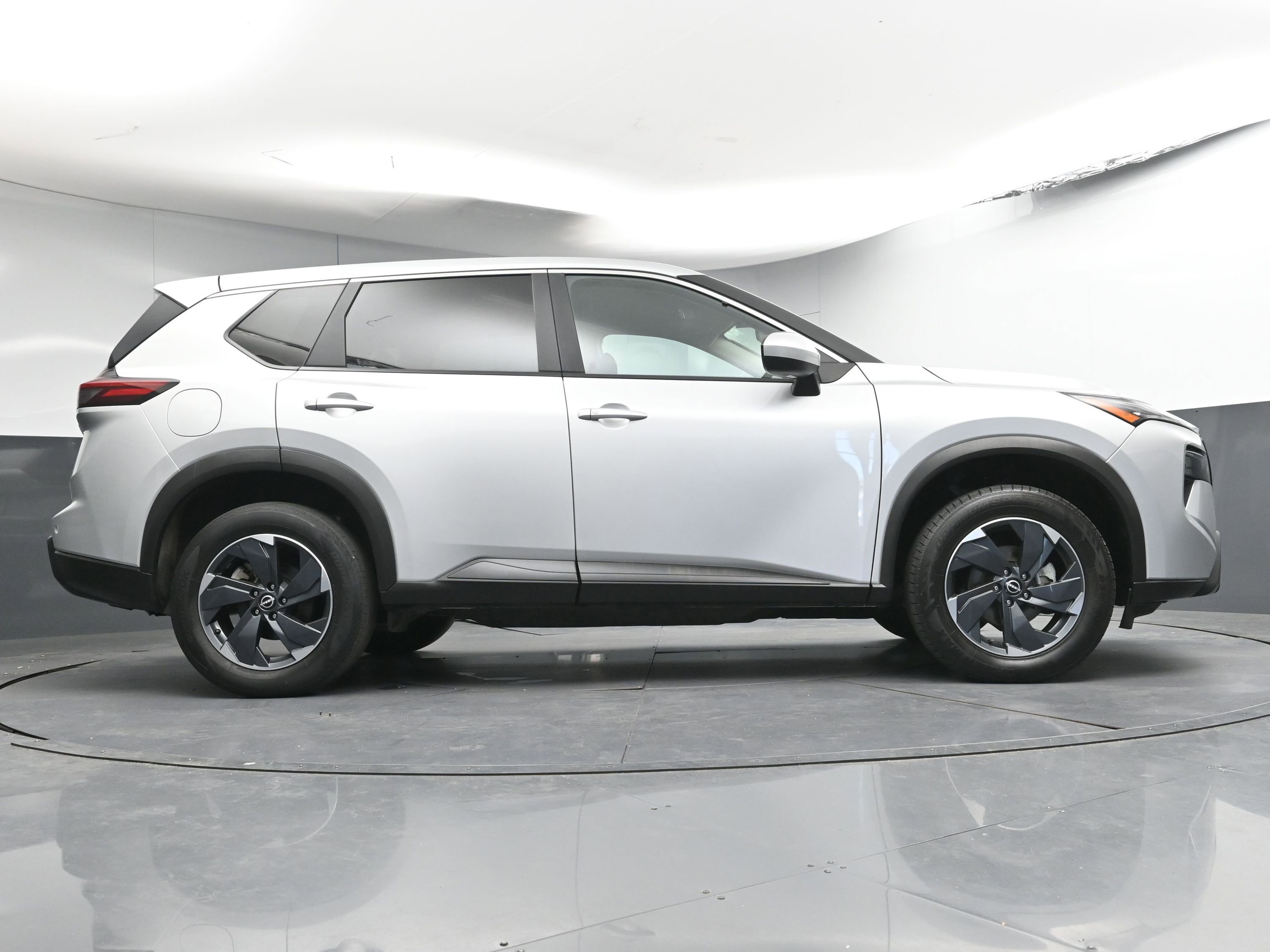 Used 2024 Nissan Rogue SV image 25