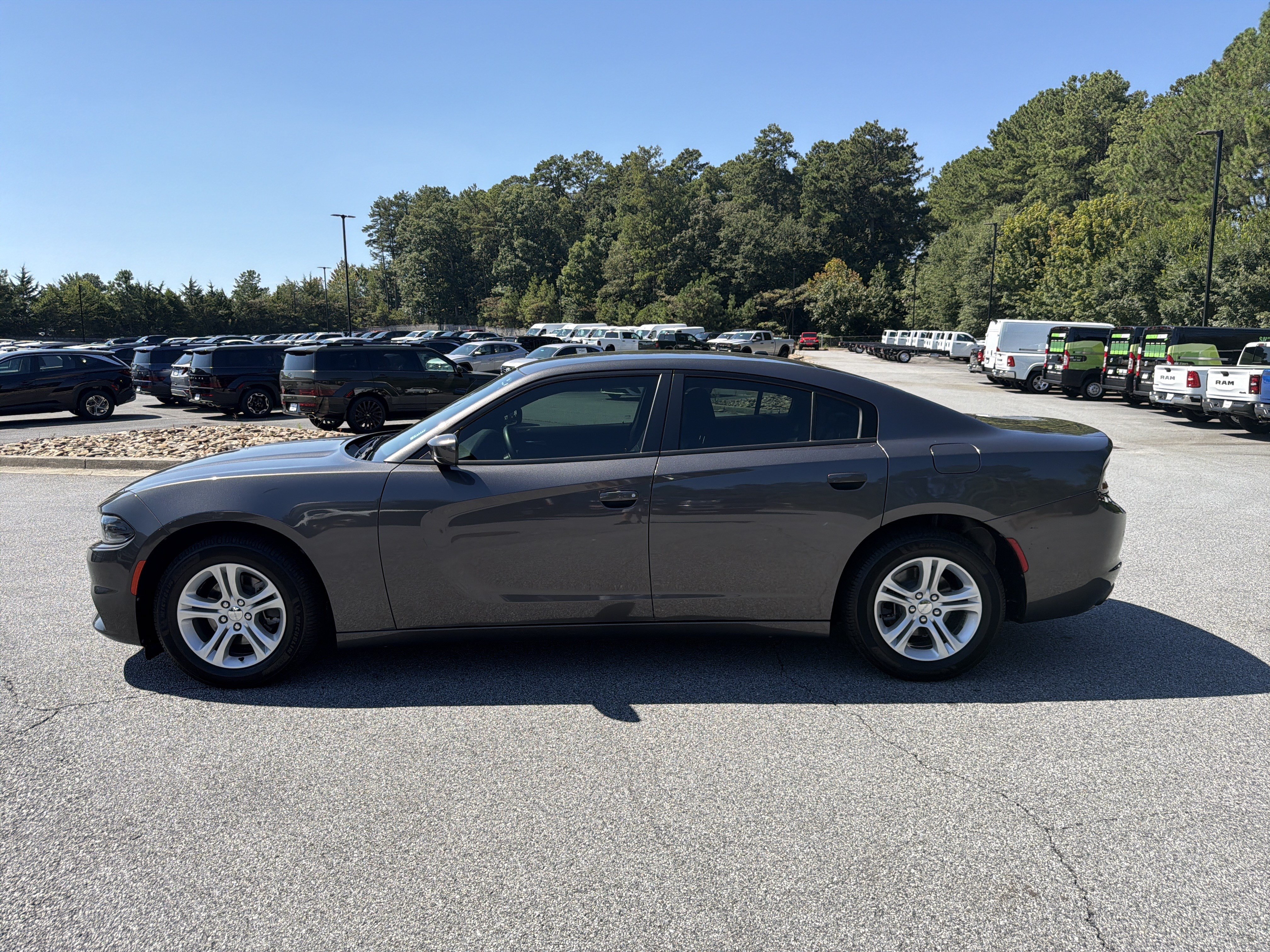 Used 2019 Dodge Charger SXT RWD image 4