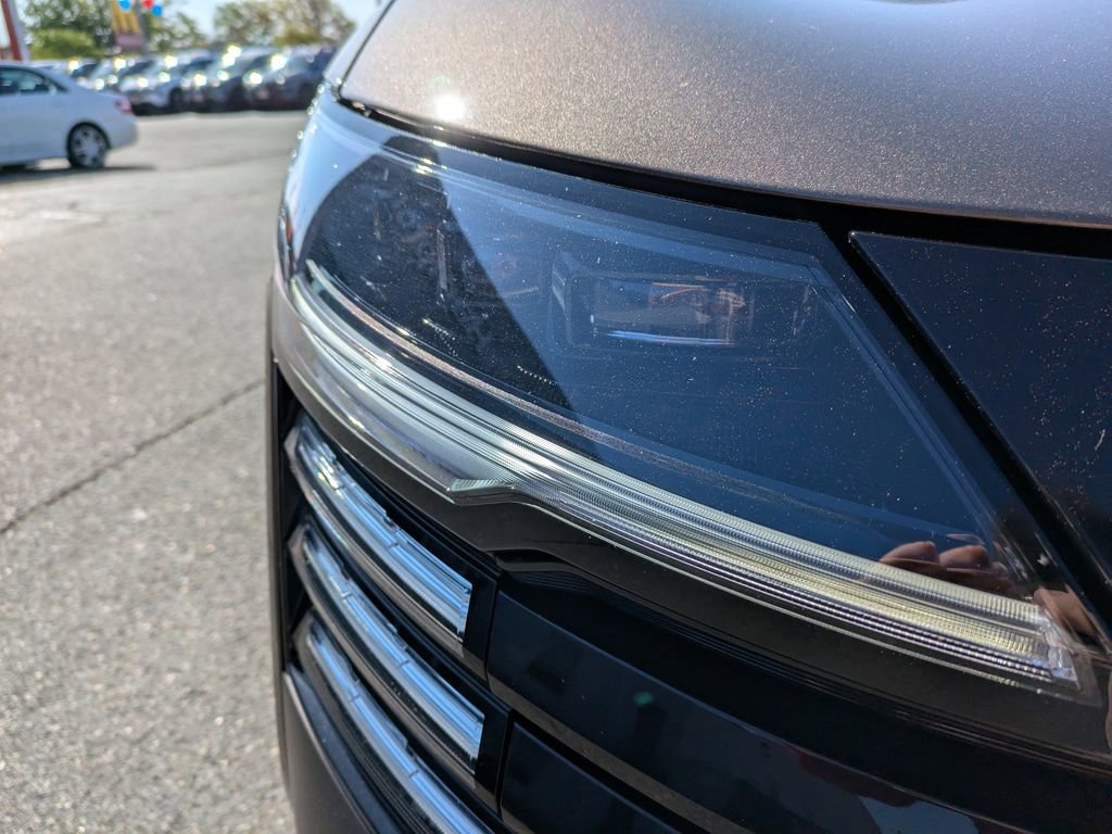 Certified 2025 Nissan Kicks SR FWD image 11