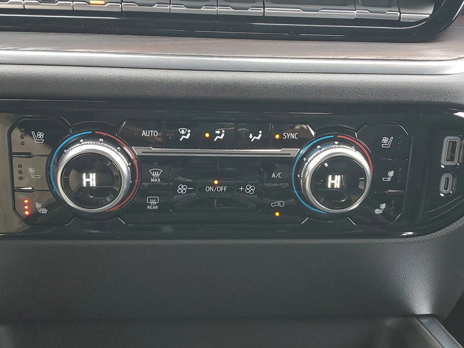 New 2025 GMC Sierra 2500 SLT w/ SLT Premium Package image 30