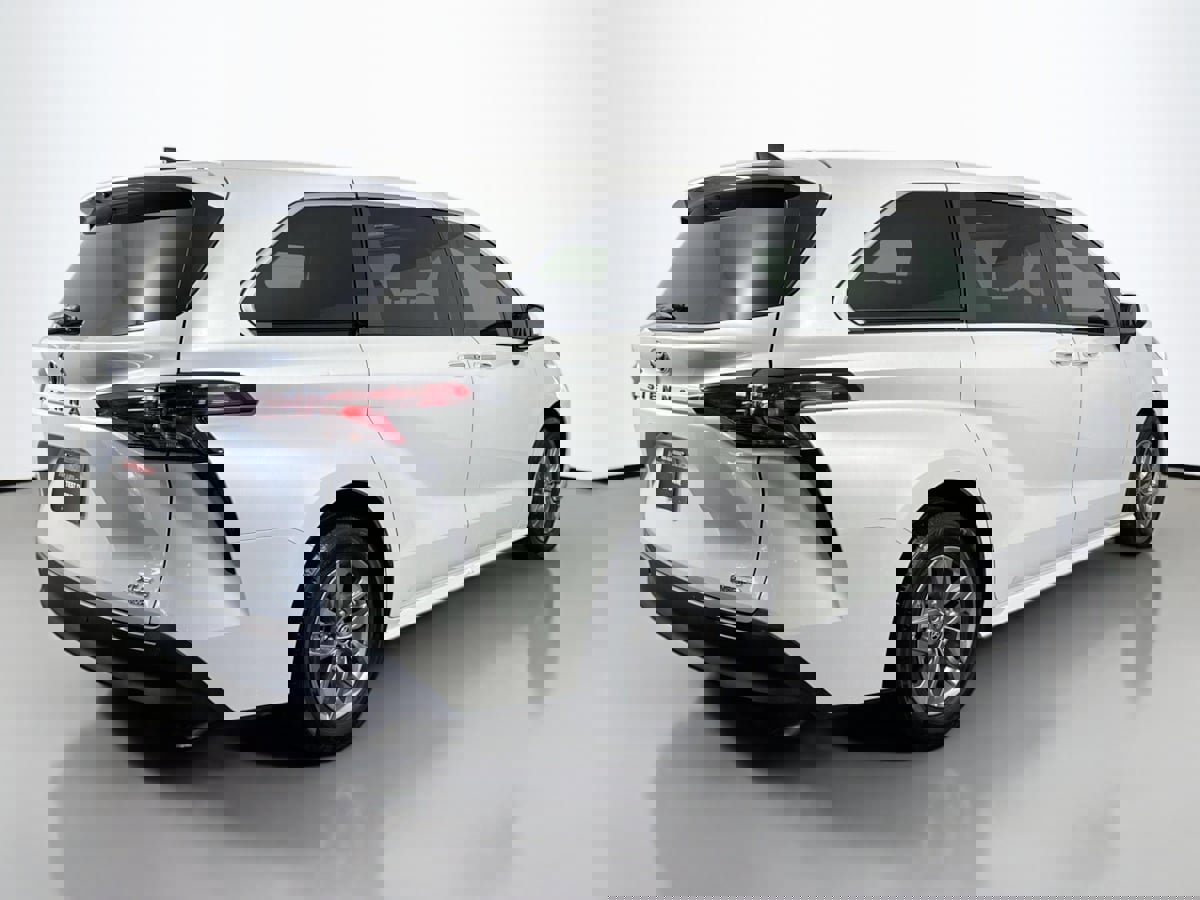 Used 2024 Toyota Sienna XLE image 5