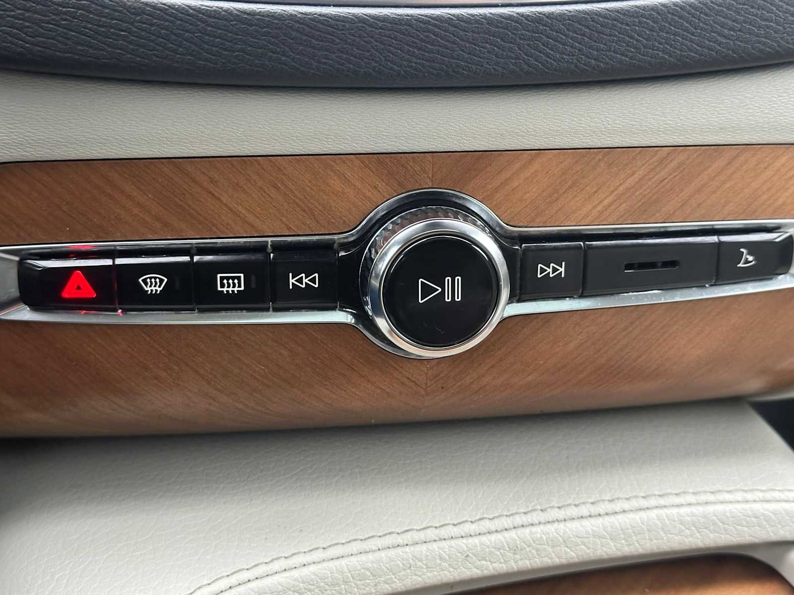 Certified 2022 Volvo XC90 T6 Momentum w/ Advanced Package image 30