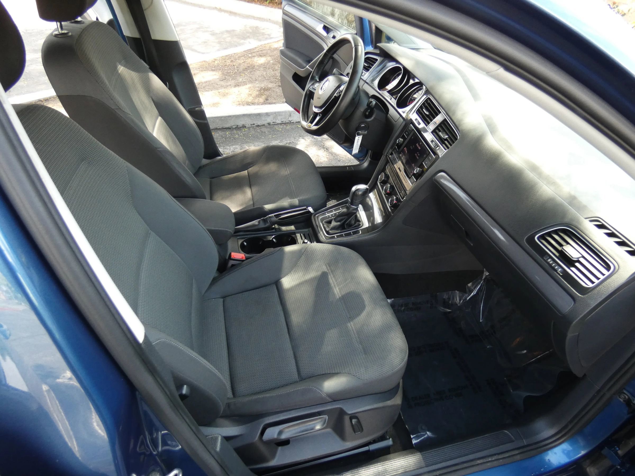 Used 2018 Volkswagen Golf S image 27