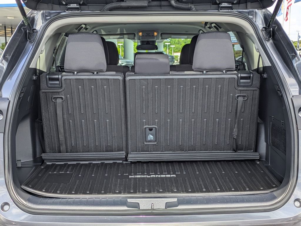 Used 2023 Toyota Highlander L FWD image 16