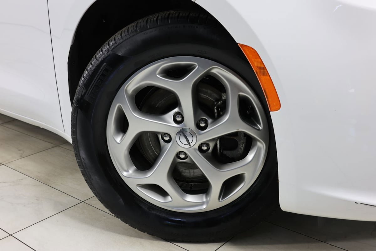 Used 2024 Chrysler Pacifica Limited FWD image 15