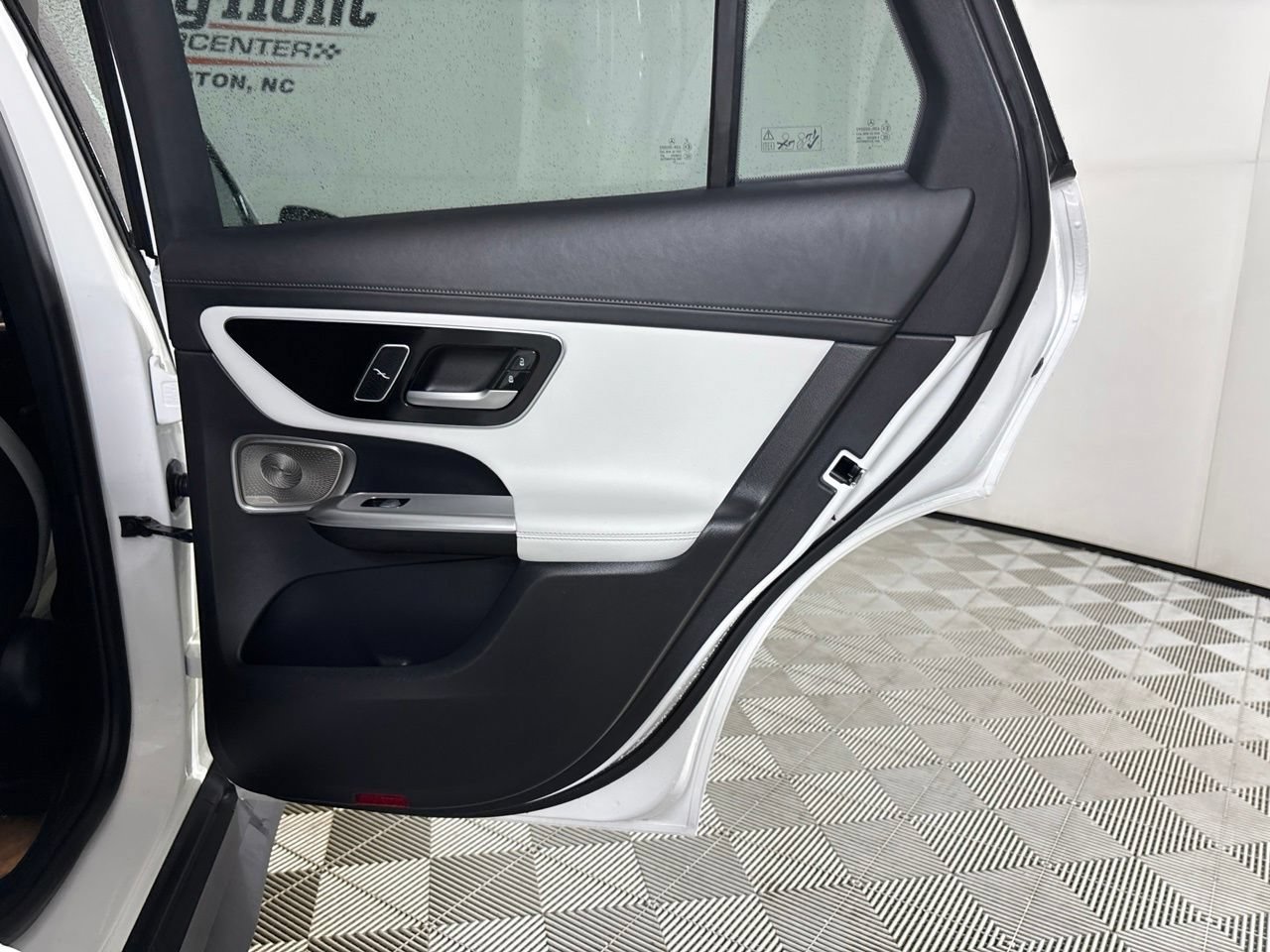 Used 2025 Mercedes-Benz GLC 300 4MATIC image 27