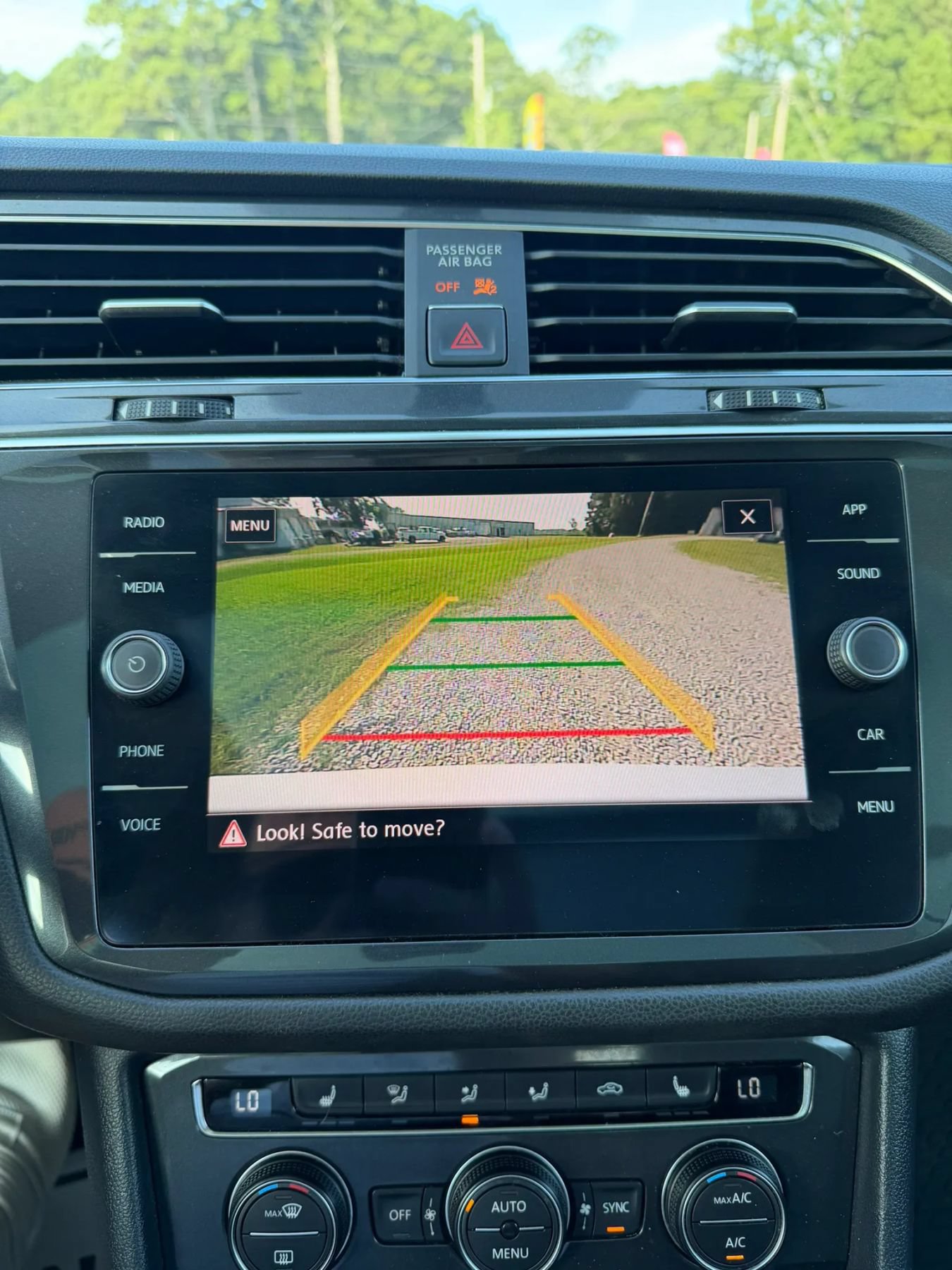 Used 2018 Volkswagen Tiguan SE w/ Panoramic Sunroof Package AWD/4WD image 16