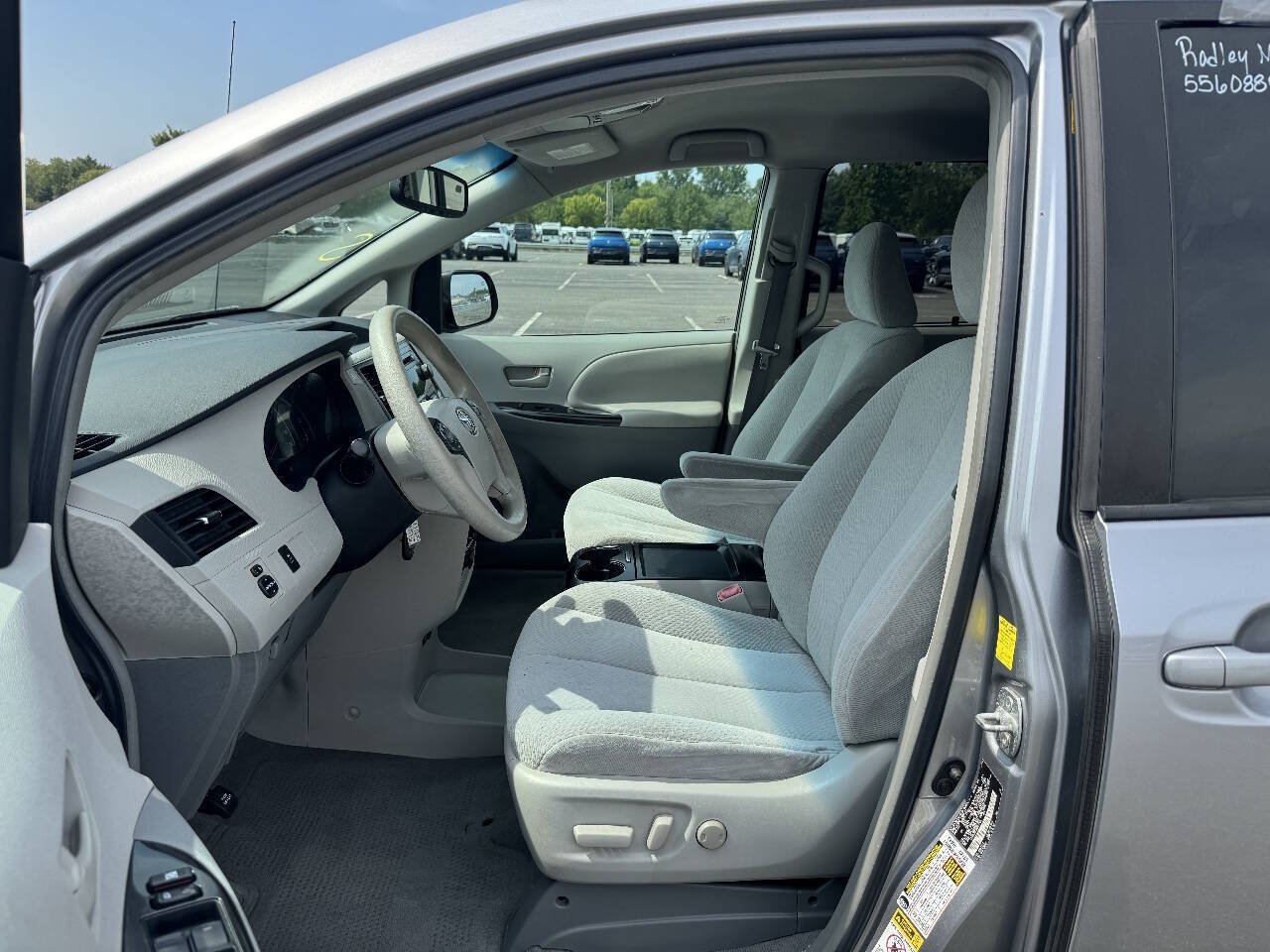 Used 2011 Toyota Sienna LE w/ Towing Pkg FWD image 8