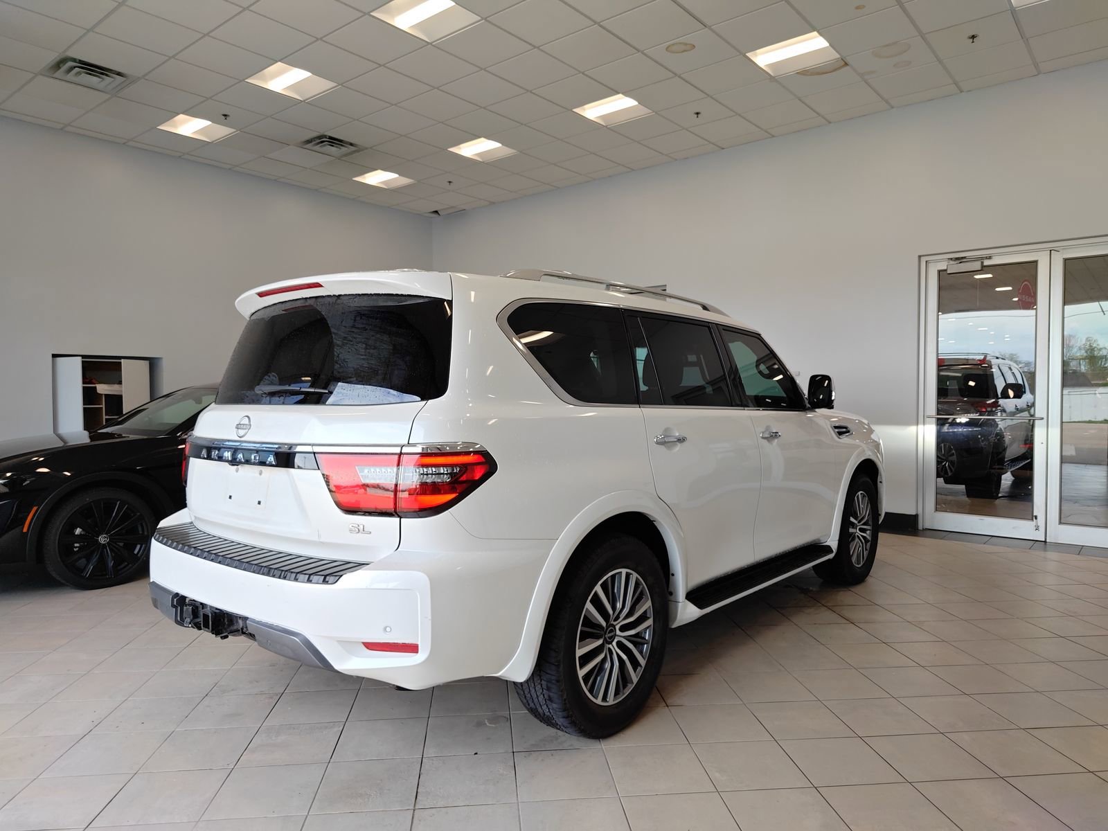 Used 2024 Nissan Armada SL w/ Captain's Chairs Package image 3
