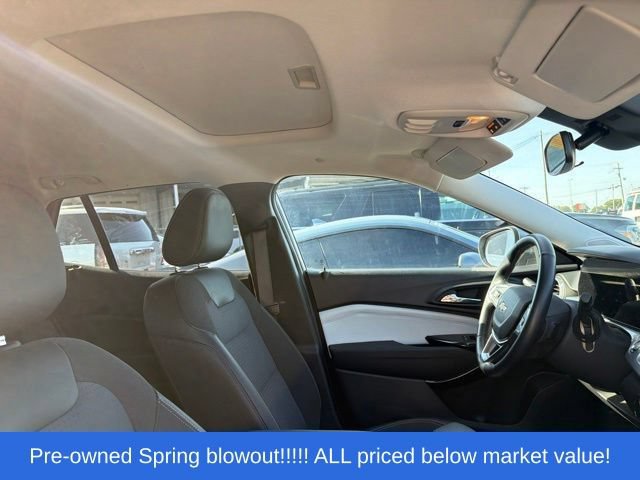Used 2024 Chevrolet Trax LT w/ Sunroof Package FWD image 15