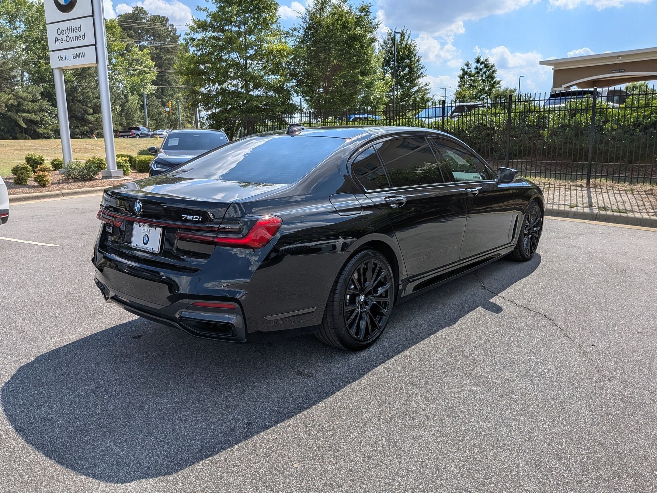 Used 2022 BMW 750i xDrive w/ Executive Package AWD/4WD image 3