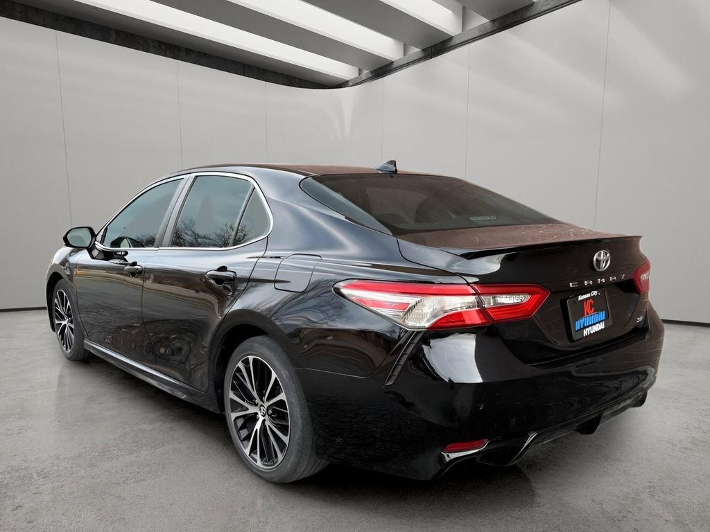 Used 2019 Toyota Camry SE image 3