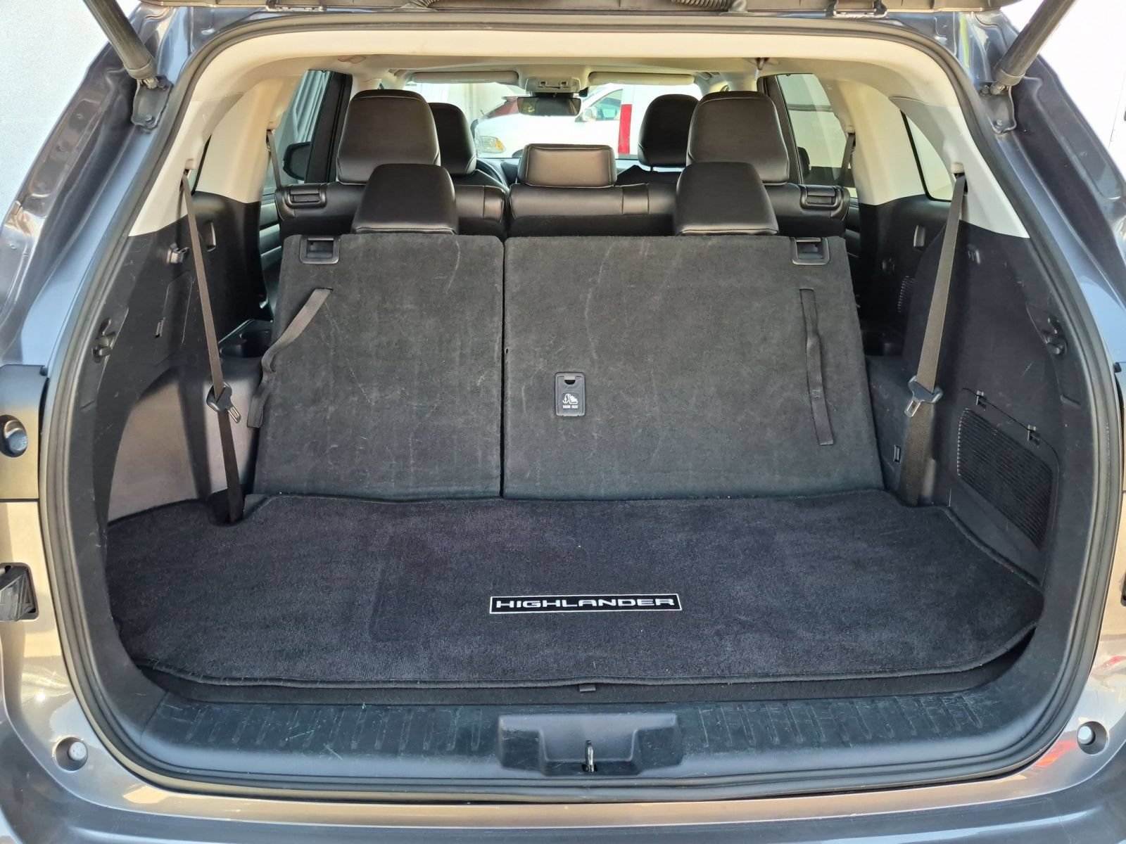 Used 2021 Toyota Highlander XLE FWD image 25