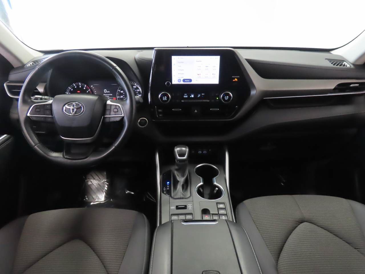 Used 2024 Toyota Highlander LE AWD/4WD image 14