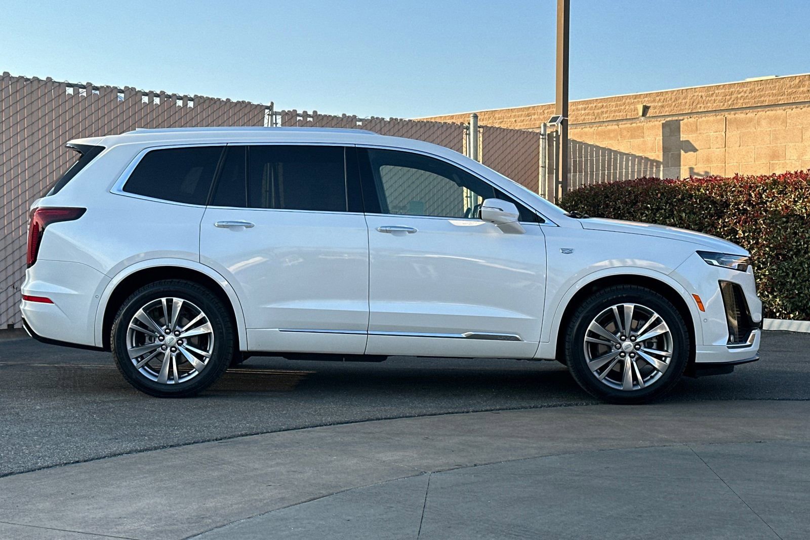 Used 2022 Cadillac XT6 Premium Luxury w/ Technology Package image 3