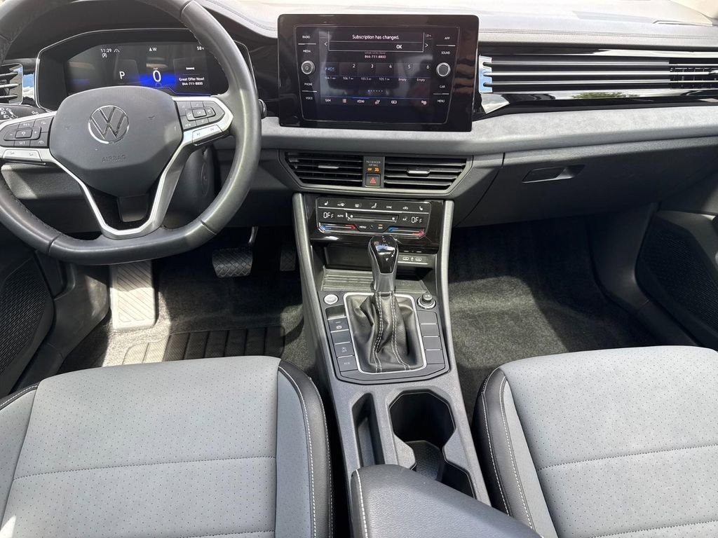 Certified 2025 Volkswagen Jetta SE w/ Sunroof Package FWD image 11