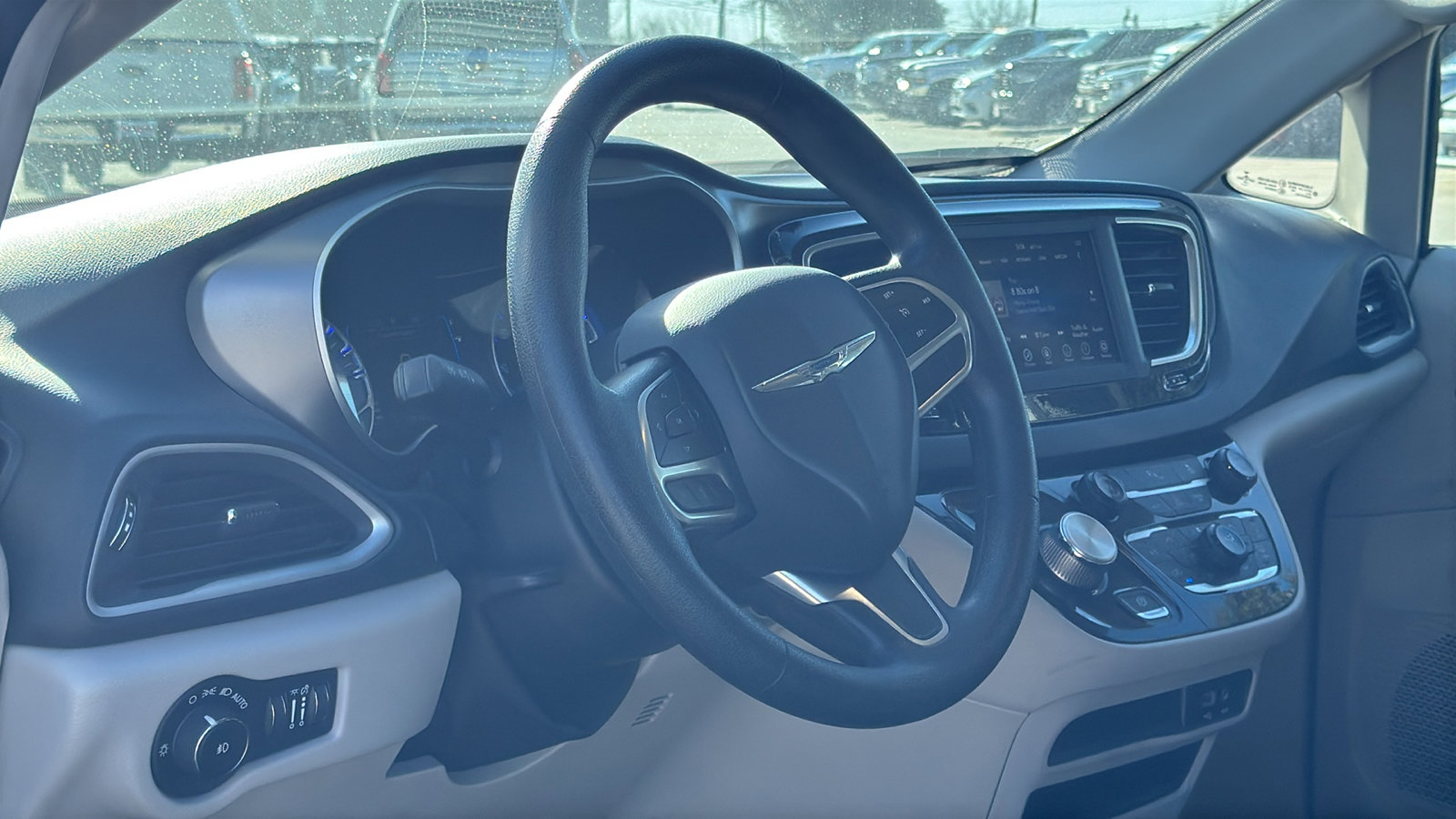 Certified 2020 Chrysler Pacifica Touring w/ Tire & Wheel Group image 10