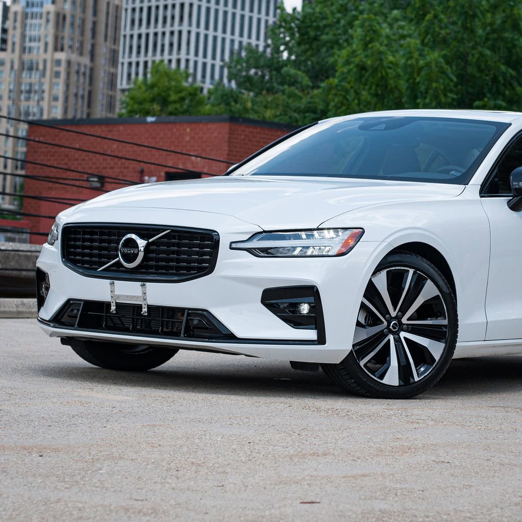 Certified 2022 Volvo S60 B5 Momentum w/ Premium Package AWD/4WD image 2