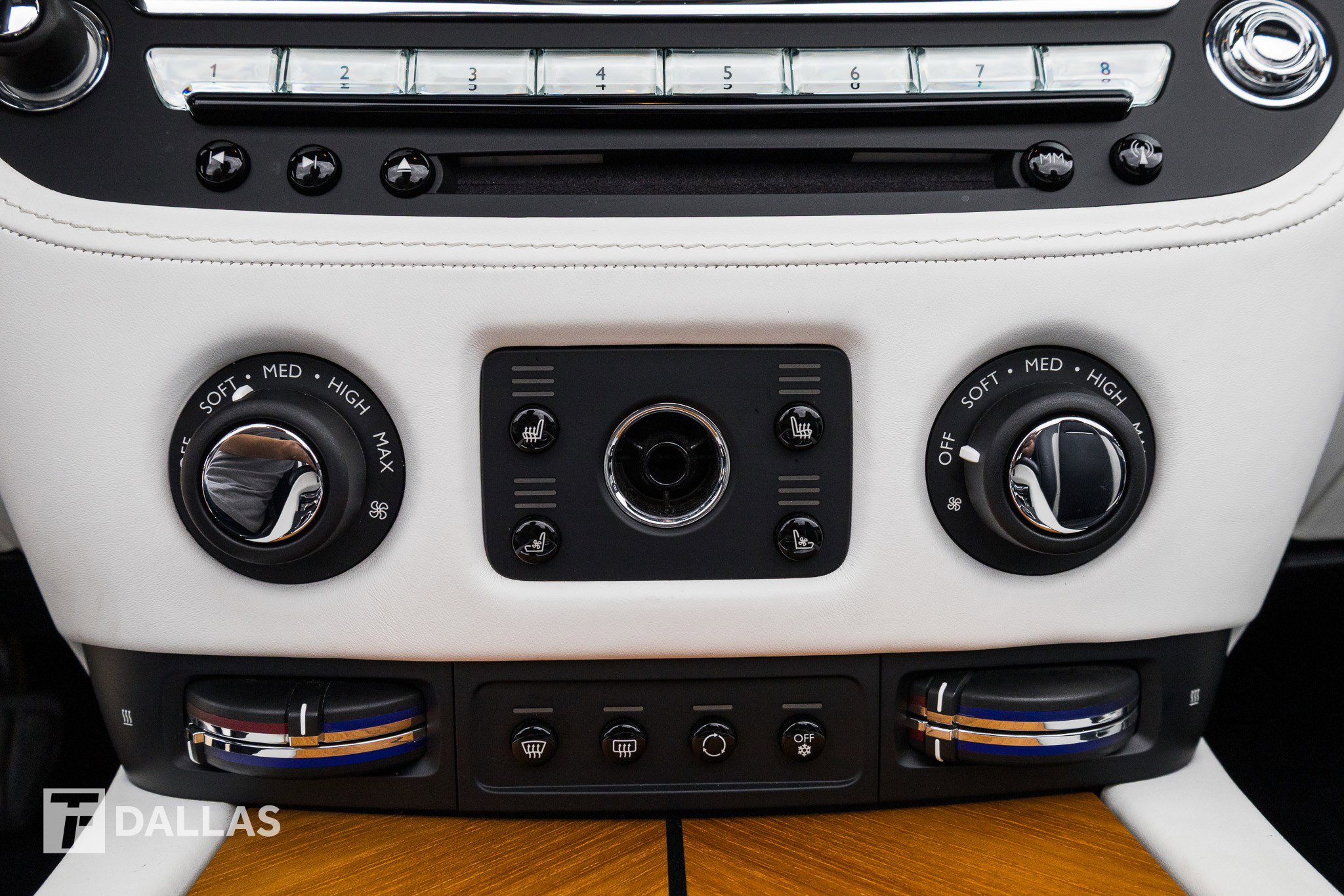 Used 2019 Rolls-Royce Dawn image 26