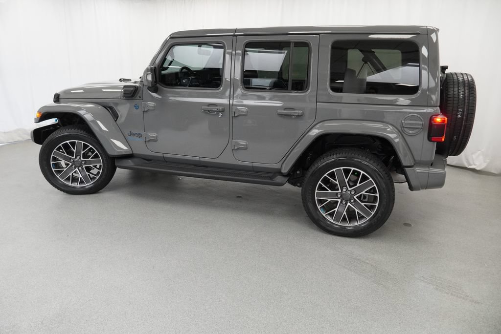 Used 2023 Jeep Wrangler Unlimited Sahara AWD/4WD image 32