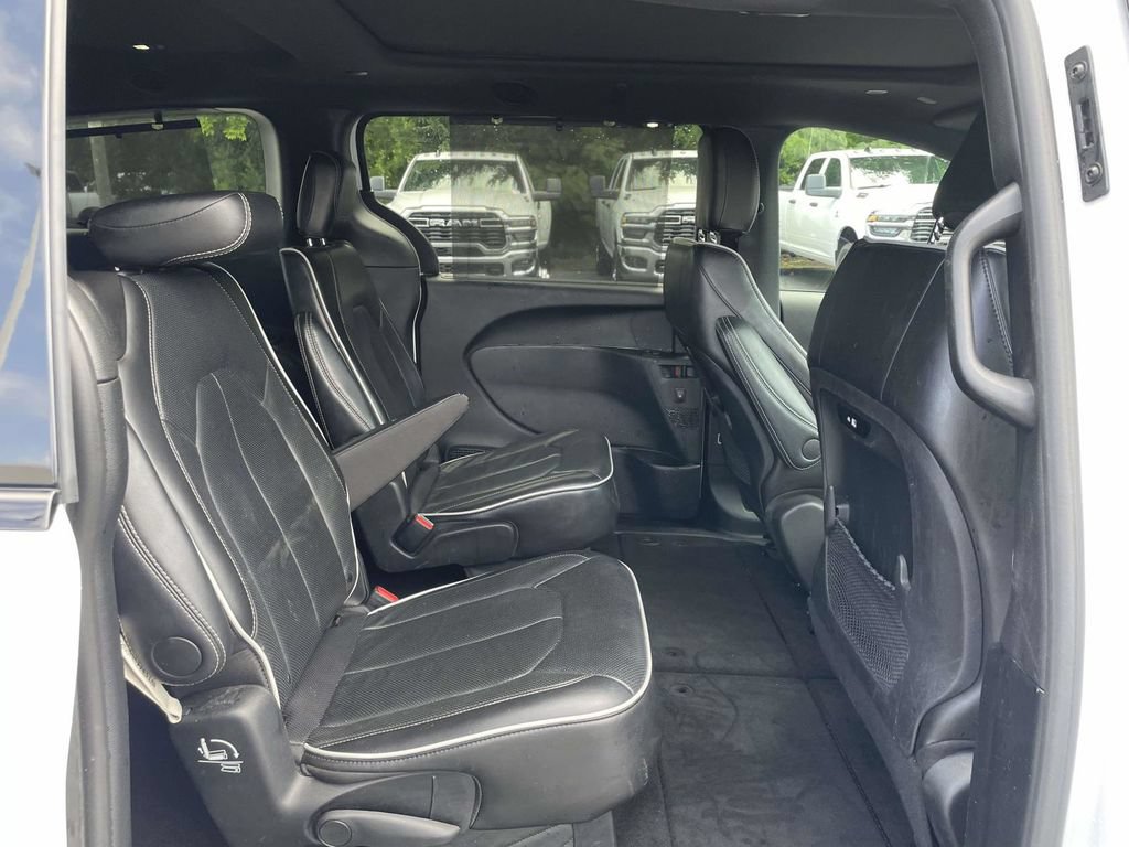Certified 2025 Chrysler Pacifica Limited FWD image 20