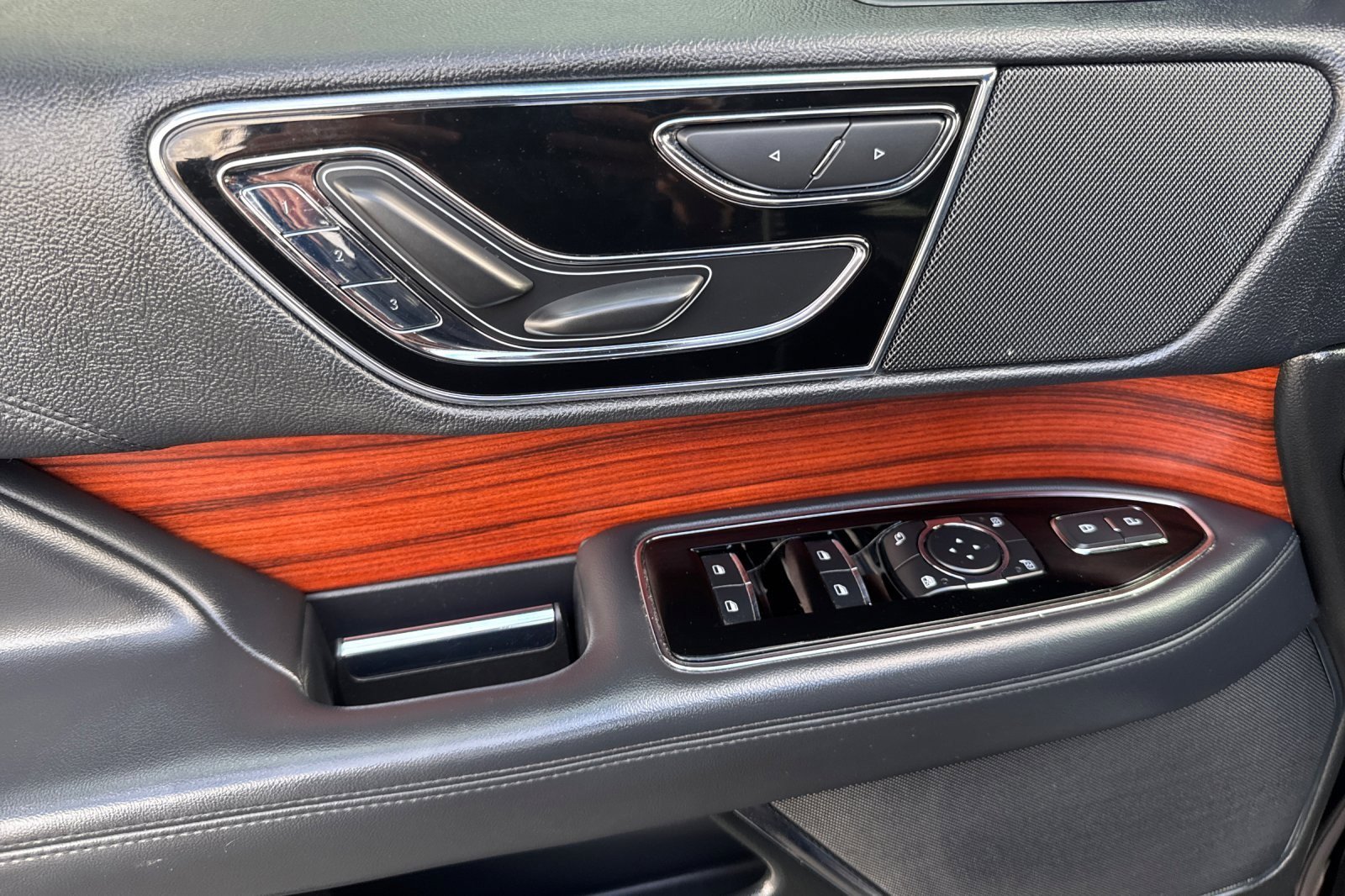 Used 2024 Lincoln Navigator Premiere image 10