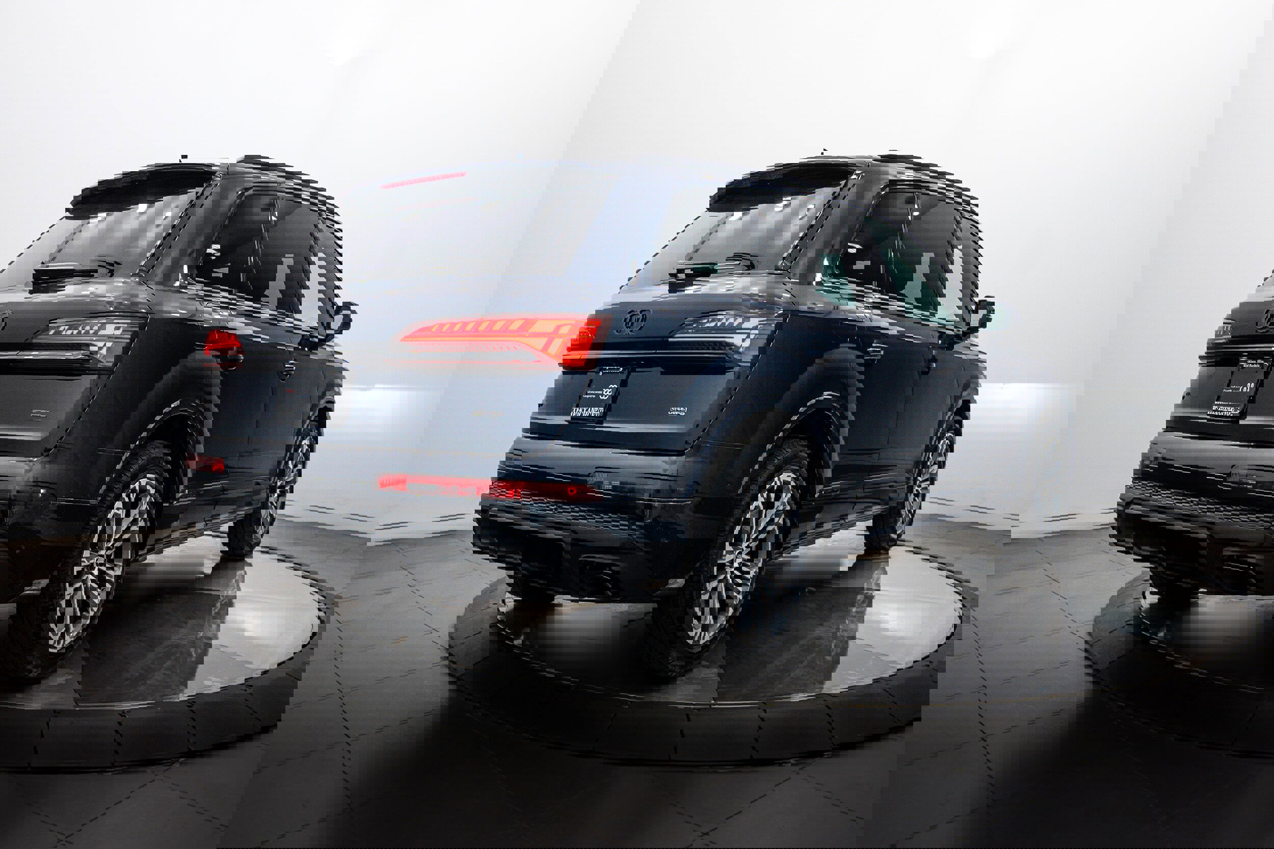 Certified 2025 Audi Q7 2.0T Premium w/ Convenience Plus Package image 4