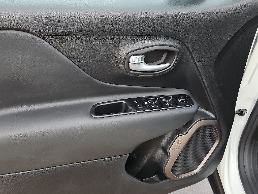 Used 2023 Jeep Renegade Latitude AWD/4WD image 20