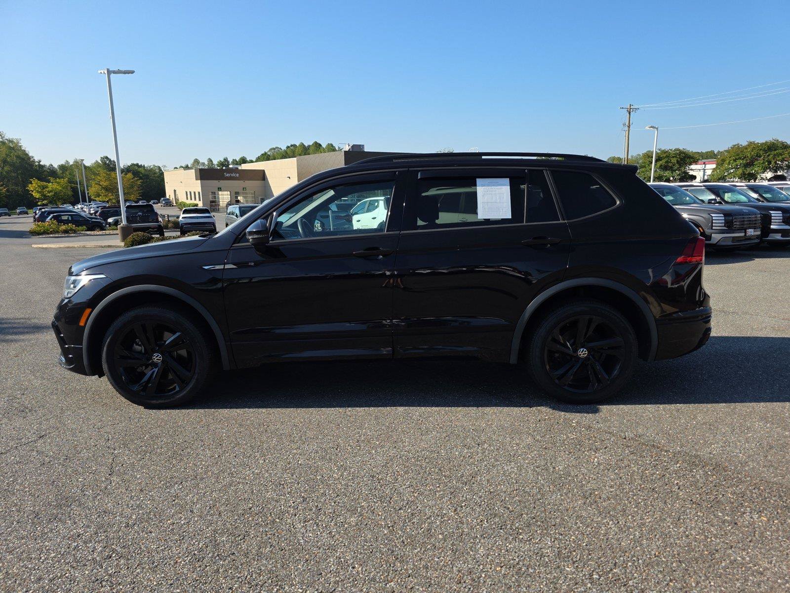 Used 2023 Volkswagen Tiguan SE R-Line FWD image 3