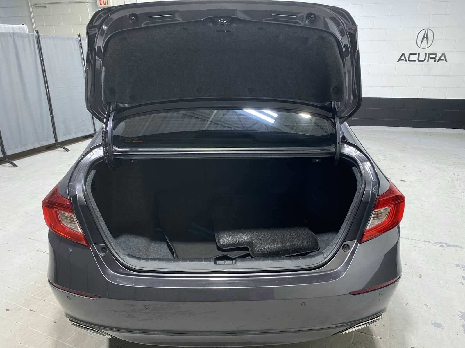 Used 2018 Honda Accord Touring image 19