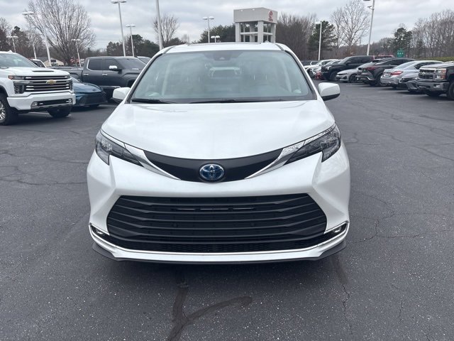 Used 2024 Toyota Sienna XLE image 2