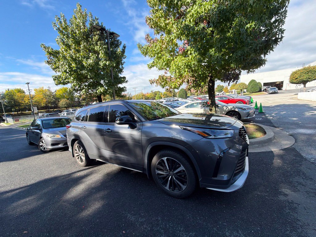 Used 2022 Toyota Highlander XSE AWD/4WD image 4