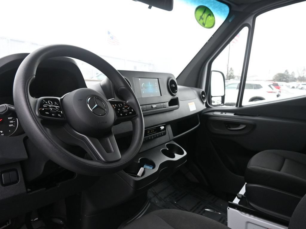 Used 2024 Mercedes-Benz Sprinter 2500 image 19